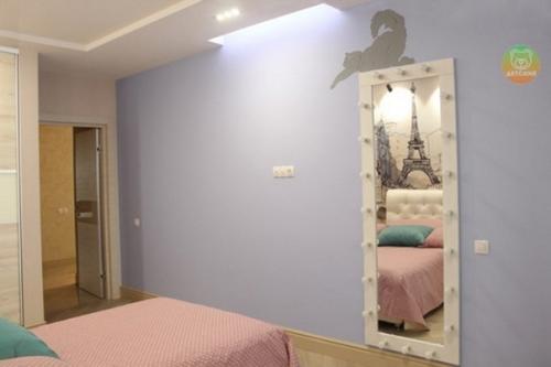 Чудесный интерьер спальни, оформленной в конфетных тонах, для девочки. 09