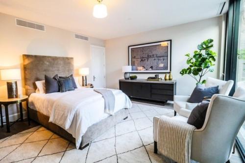 У знаменитых актеров Эмили блант и Джона красински в голливуд хилс есть роскошный особняк, построенный в стиле модернизм. 07