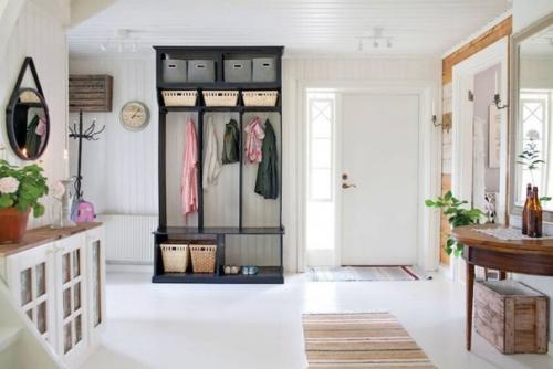 Еще один вдохновляющий пример, как семейная пара приобрела и восстановила старый дом, сохранив старинную мебель. 04