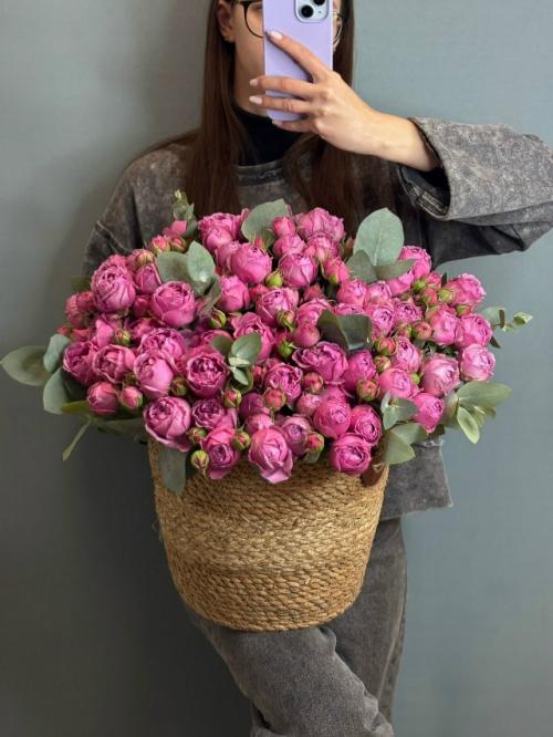 Композиция с кустовой розой Мисти Баблс в плетёном кашпо: нежность в каждом бутоне. 01 Композиция с кустовой розой Мисти Баблс в плетёном кашпо: нежность в каждом бутоне. 01