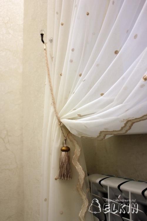 И снова кухня, на этот раз с выходом на балкон, потому убранство окна минималистичное, функциональное, но очень нежное! 04