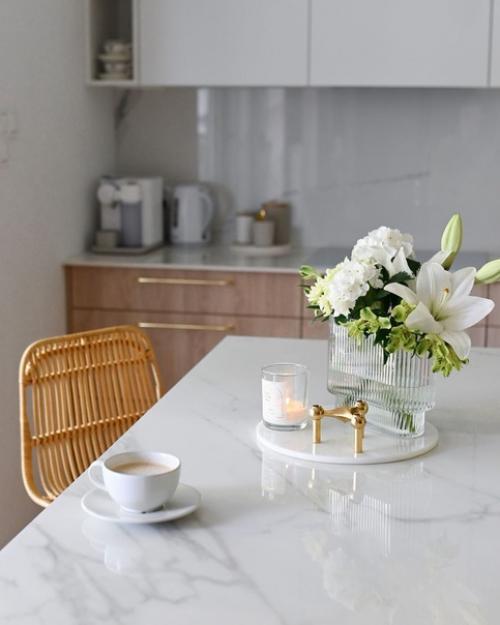 Белый, бежевый отлично подружились в этой кухне - гостиной с фактурой светлого дерева. 07