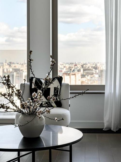 Минималистичная и лаконичная, эта квартира - пример того, как даже монохром может быть выразительным. 06