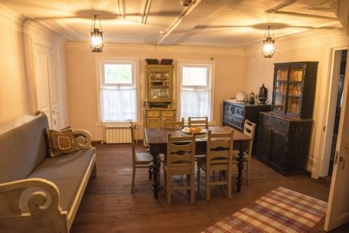 В продолжение темы где Остановиться в Сольвычегодске, стоит сказать, что помимо показанного ниже земского дома есть ещё вот что: 04