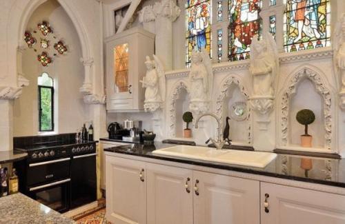 Уютная квартира из старой готической церкви. 07