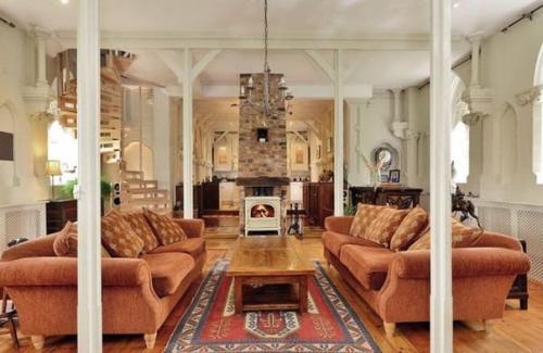 Уютная квартира из старой готической церкви. 02