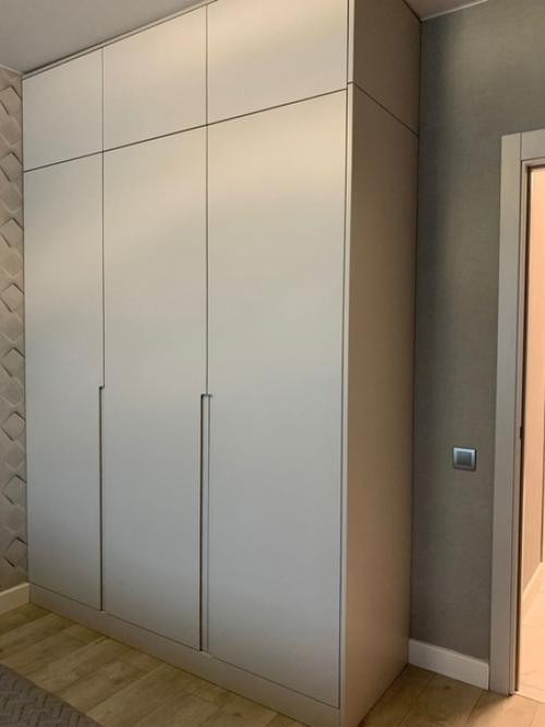 Шкафы с распашными фасадами, геометрически точные, идеальные по функционалу, безупречно стильные, - для вас. 02