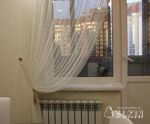 И снова кухня, на этот раз с выходом на балкон, потому убранство окна минималистичное, функциональное, но очень нежное! 05