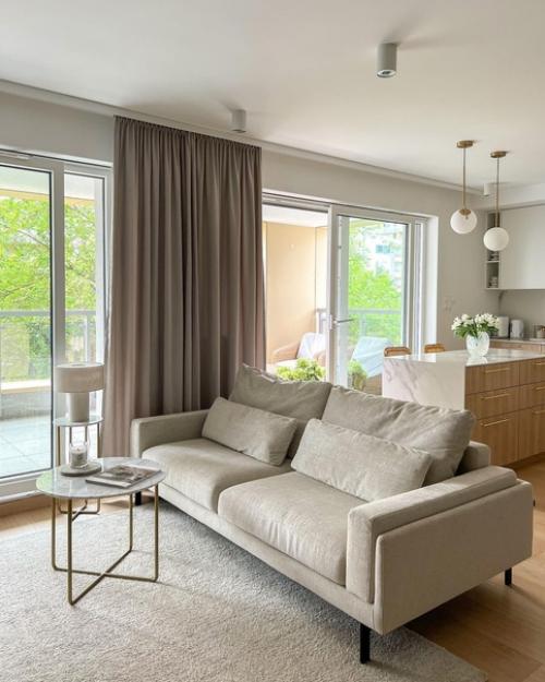 Белый, бежевый отлично подружились в этой кухне - гостиной с фактурой светлого дерева. 02