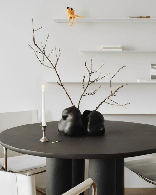 Эта квартира в московском старом фонде - глубоко личный проект дизайнера Евгения малышкина, который он создавал для себя и своей супруги. 03