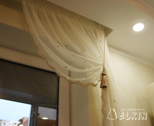 И снова кухня, на этот раз с выходом на балкон, потому убранство окна минималистичное, функциональное, но очень нежное! 02