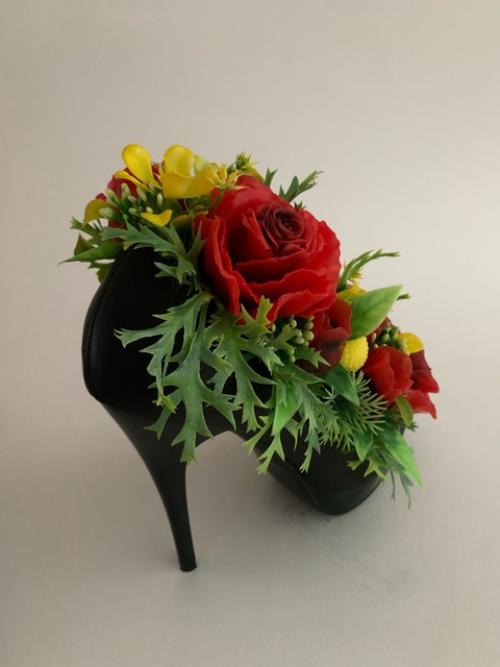 Красный - это цвет страсти, энергии и силы, а в интерьере он сразу приковывает внимание. 02