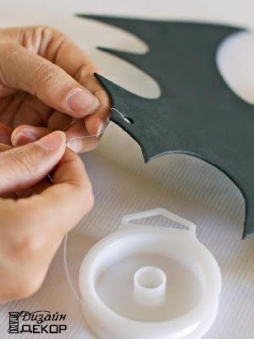 Не хотите к хэллоуину сделать тематические подвески с черными летучими мышами, тыквами и привидениями? 09