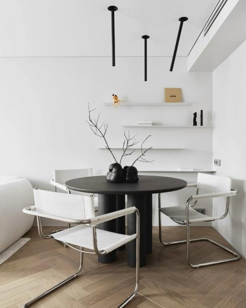 Эта квартира в московском старом фонде - глубоко личный проект дизайнера Евгения малышкина, который он создавал для себя и своей супруги. 02