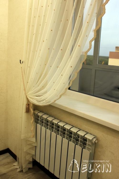 И снова кухня, на этот раз с выходом на балкон, потому убранство окна минималистичное, функциональное, но очень нежное! 03