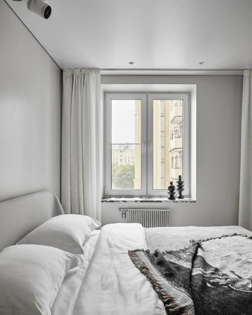 Эта квартира в московском старом фонде - глубоко личный проект дизайнера Евгения малышкина, который он создавал для себя и своей супруги. 05