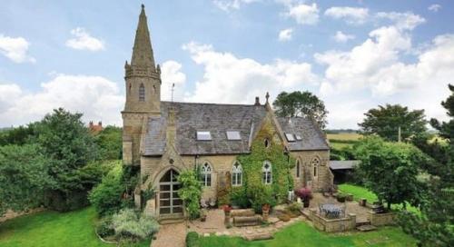 Уютная квартира из старой готической церкви.

