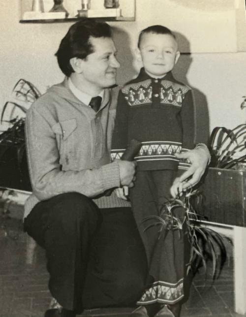  Не пущу!  В прошлом столетии во дворце пионеров и школьников было.