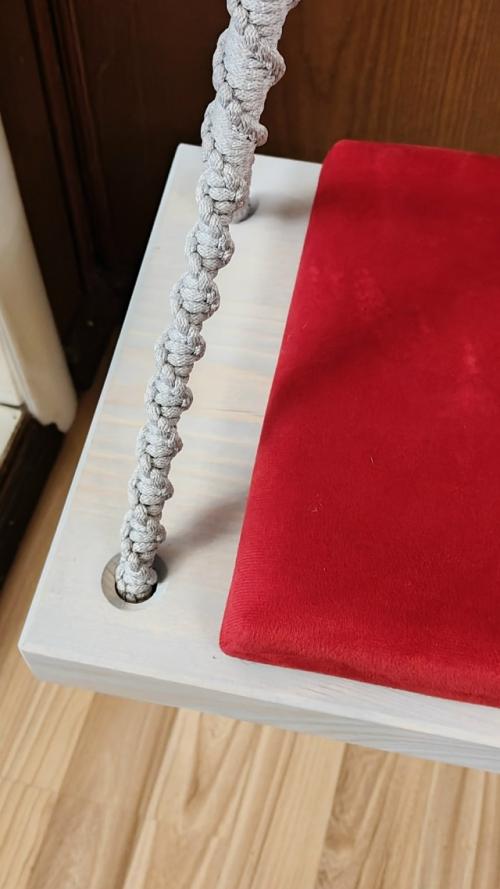 Подвесные качели становятся всё популярнее среди любителей уютных интерьеров и креативных пространств. 01