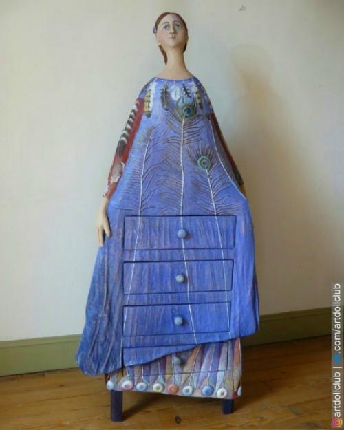 У Francine Thibaud мебель своей жизнью живёт.  