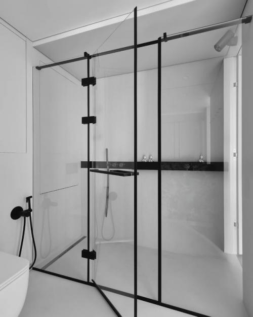 Эта квартира в московском старом фонде - глубоко личный проект дизайнера Евгения малышкина, который он создавал для себя и своей супруги. 09