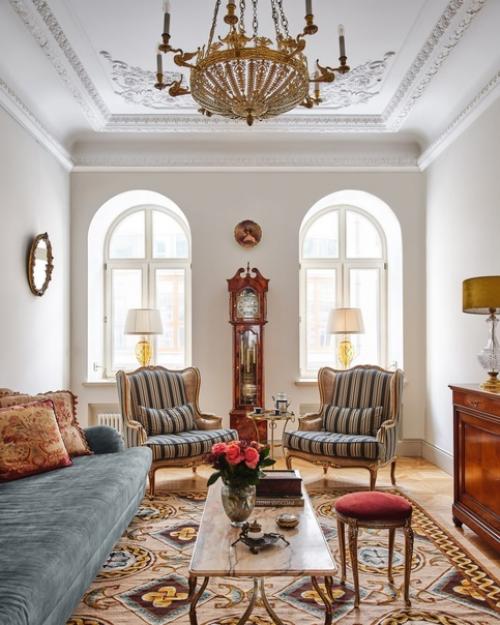 Реализованный интерьер квартиры, для мамы заказчика - яркой женщины 75-ти лет. 01