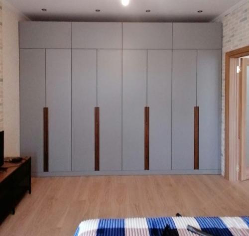 Шкафы с распашными фасадами, геометрически точные, идеальные по функционалу, безупречно стильные, - для вас. 05