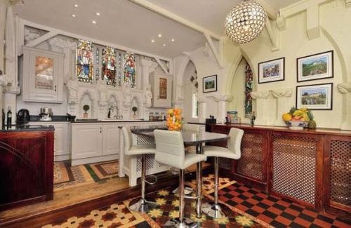 Уютная квартира из старой готической церкви. 05