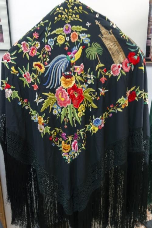 Манильская шаль.  Такие вот шелковые с вышивкой и длинной бахромой шали - одна из важных составляющих одежды в стиле фламенко. 08