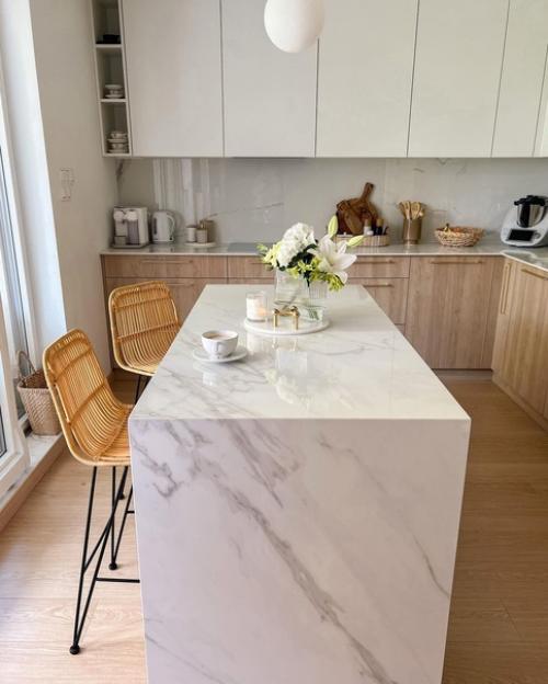 Белый, бежевый отлично подружились в этой кухне - гостиной с фактурой светлого дерева. 03