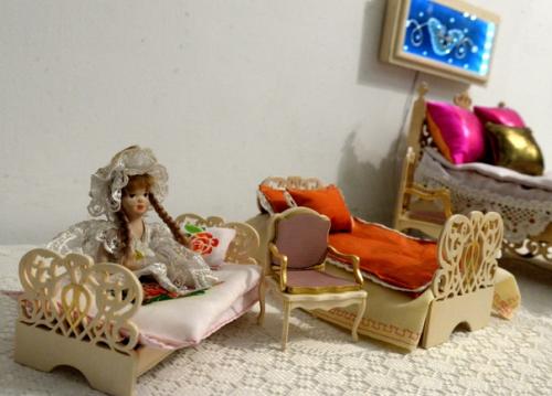 Почти 8 месяцев творческого вдохновения в процессе создания кукольного гарнитура из 20 предметов завершено. 02