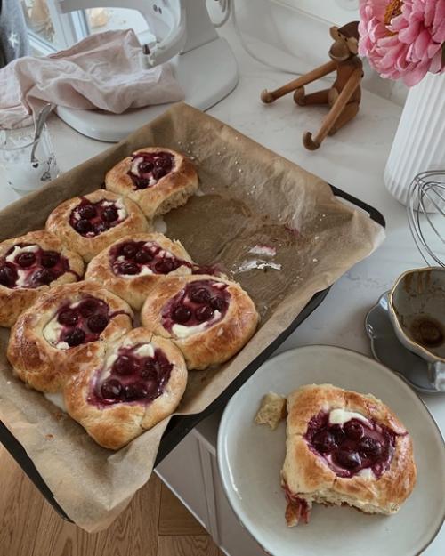 Теплый современный уют в интерьере с мебелью из натурального дерева, приятными осенними оттенками и вкусной ароматной выпечкой. 04