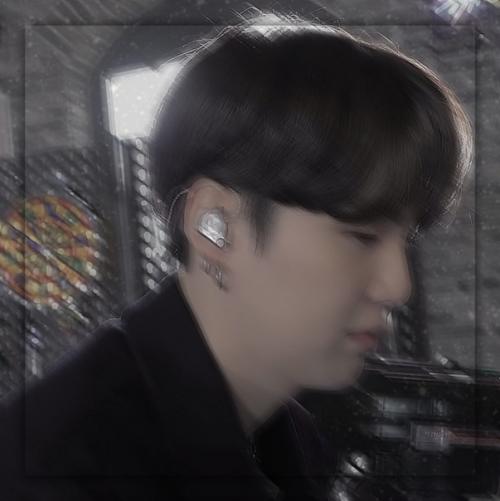 au, в котором юнги слишком часто придаётся воспоминаниям былых дней. 04