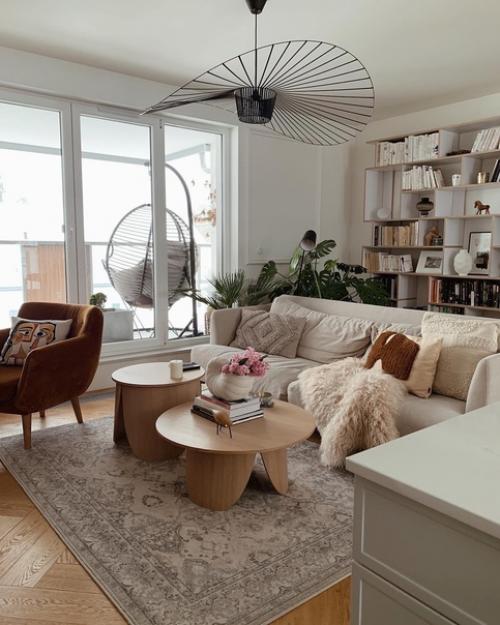 Теплый современный уют в интерьере с мебелью из натурального дерева, приятными осенними оттенками и вкусной ароматной выпечкой. 01