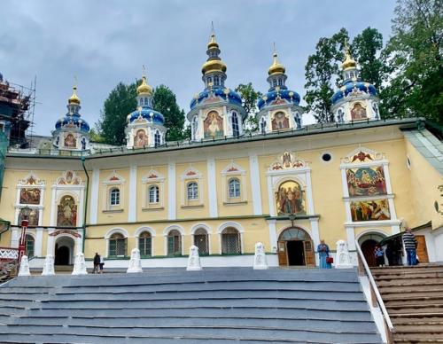 Псково - печерский монастырь основан в 1473 году и ни разу не закрывался. 01