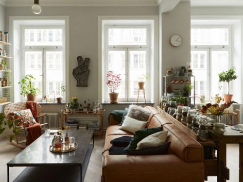 Очаровательный творческий беспорядок и разнообразие деталей в интерьере квартиры в Швеции. 08