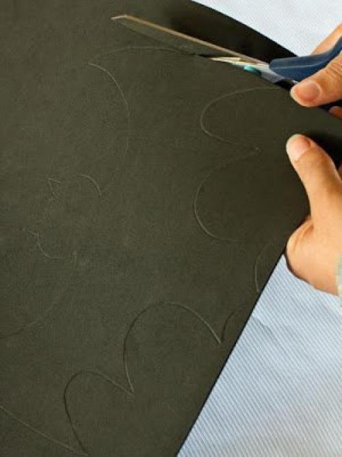 Не хотите к хэллоуину сделать тематические подвески с черными летучими мышами, тыквами и привидениями? 06