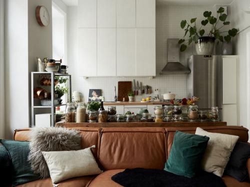 Очаровательный творческий беспорядок и разнообразие деталей в интерьере квартиры в Швеции. 07