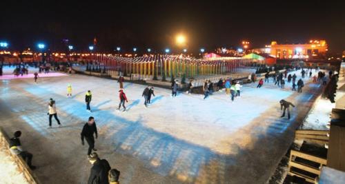 Замерзший фонтан и мерцающий тоннель появятся на катке в парке горького. Замерзший фонтан и мерцающий тоннель появятся на катке в парке горького.