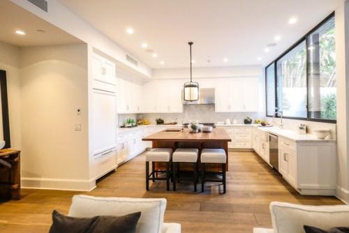 У знаменитых актеров Эмили блант и Джона красински в голливуд хилс есть роскошный особняк, построенный в стиле модернизм. 01