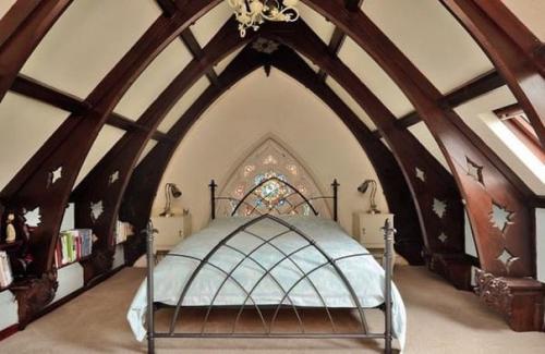 Уютная квартира из старой готической церкви. 03