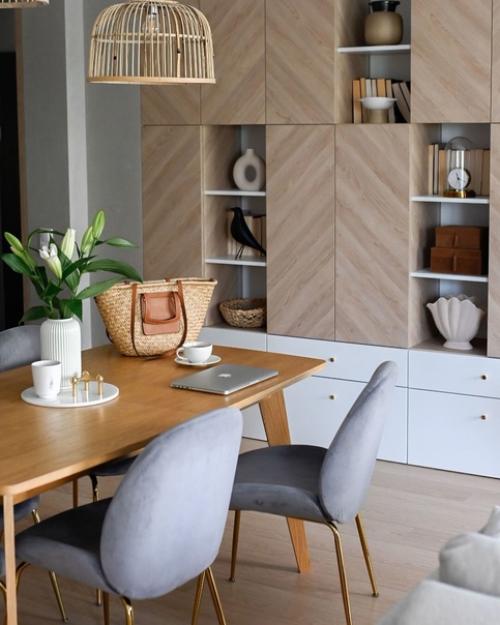 Белый, бежевый отлично подружились в этой кухне - гостиной с фактурой светлого дерева. 04