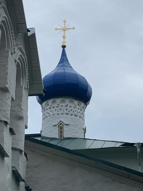 Псково - печерский монастырь основан в 1473 году и ни разу не закрывался. 03