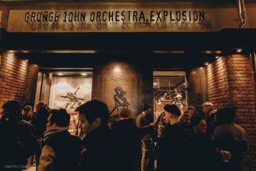 22 октября 2011 года в историческом центре Москвы на никитском бульваре, в доме 1927 года постройки, открыл свои двери флагманский магазин GJO. 01