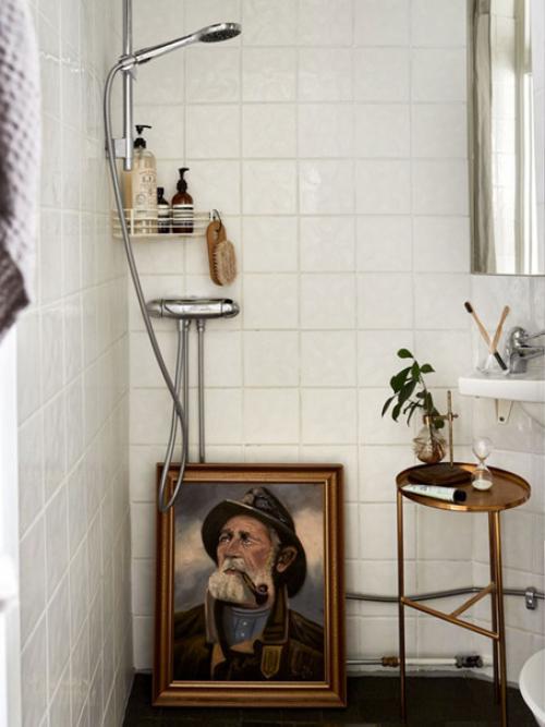 Очаровательный творческий беспорядок и разнообразие деталей в интерьере квартиры в Швеции. 03