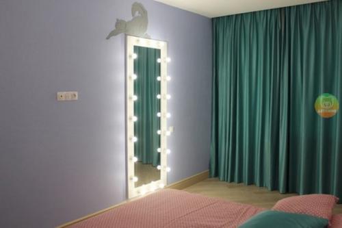 Чудесный интерьер спальни, оформленной в конфетных тонах, для девочки. 05