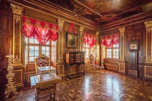 Великолепные интерьеры меншиковского дворца. 01