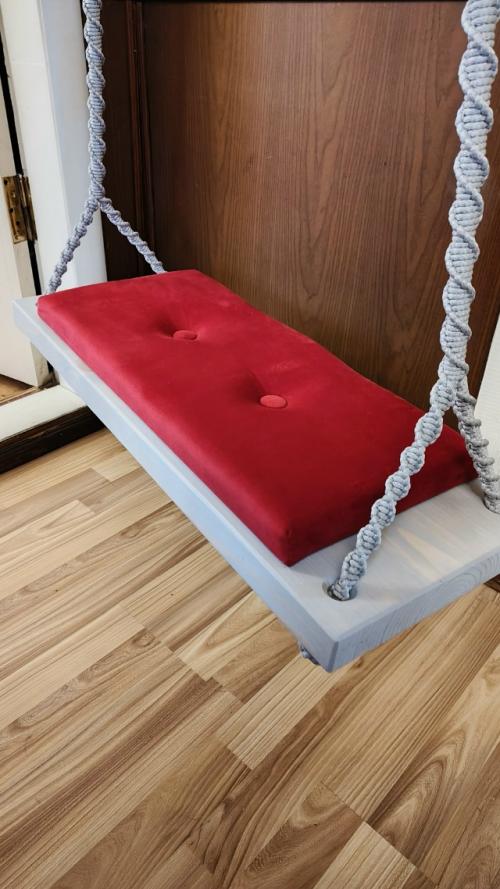 Подвесные качели становятся всё популярнее среди любителей уютных интерьеров и креативных пространств. 03