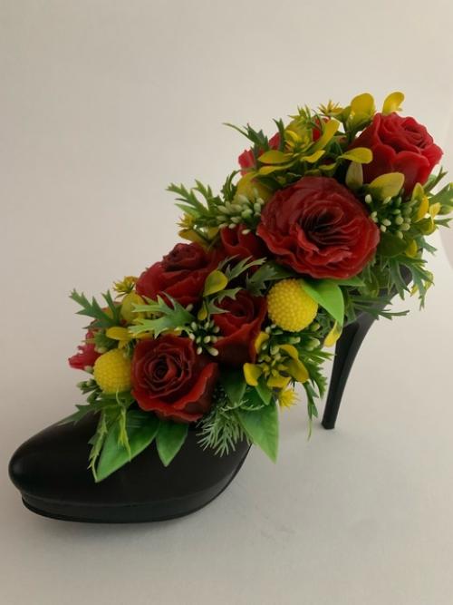 Красный - это цвет страсти, энергии и силы, а в интерьере он сразу приковывает внимание. 01