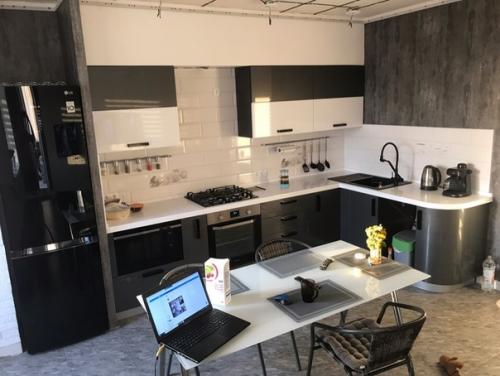 Моя кухня гостиная немного не доделали нет посудомойки, потолки не натянуты нет дивана и так по мелочи. 02